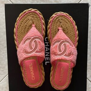 Terry Cloth Raffia CC Logo
Thong Sandals 37 Coral, New in a Box
